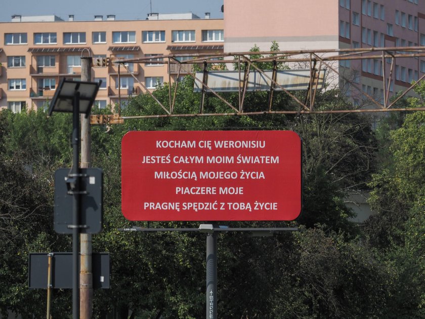 Zrobił to na ulicy! Tajemniczy wielbiciel wyznał miłość Weronice na billboardzie