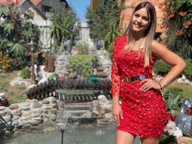 Kristina voli da se slika u svojoj bašti