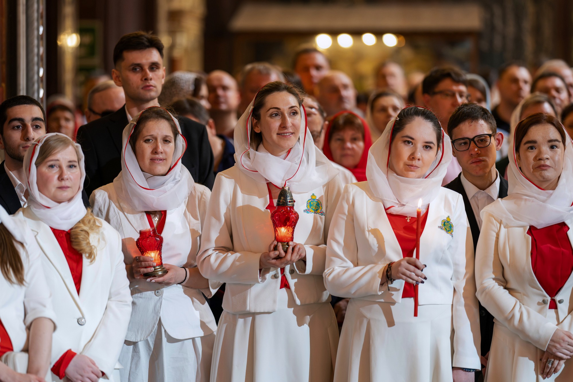Mladé ženy držia sviečky počas pravoslávnej veľkonočnej bohoslužby v Chráme Krista Spasiteľa v Moskve.