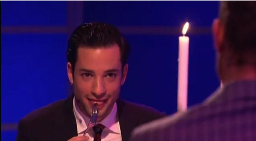 Valerio Zeno se sprema da pojede komad ljudskog mesa, skinut s njegovog kolege Denisa Storma