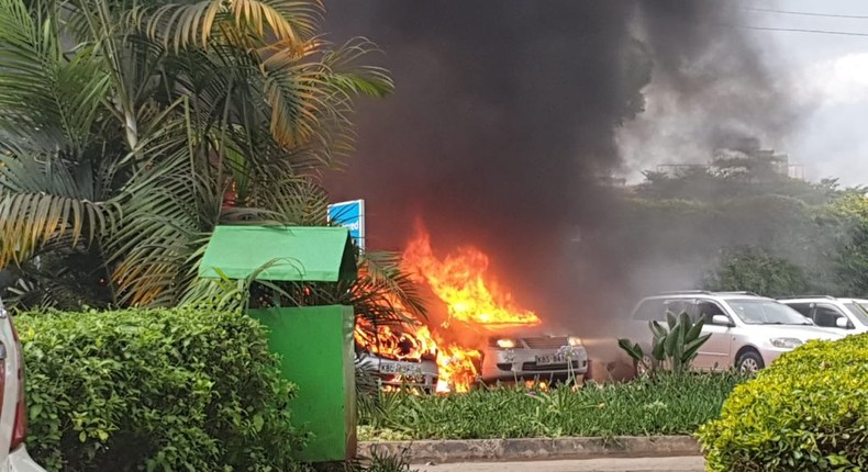 Parking lot with vehicles on fire at the Dusit D2 hotel on 14 Riverside Drive, Westlands, Nairobi (Twitter)