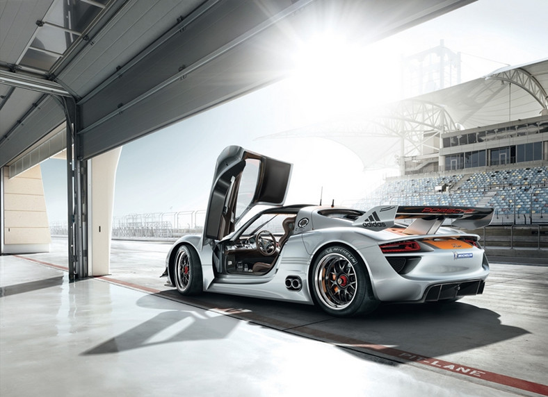 Porsche 918 RSR ma trzy silniki i nieźle się kręci