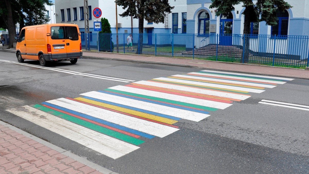 Na kilku przejściach dla pieszych w Łowiczu między białymi pasami znajduje się niezwykły, szary asfalt - a kolorowe pasy w barwach łowickich strojów ludowych. Problem w tym, że policja nakazała usunąć kolorowe "zebry" i wrócić do szaro-białej tradycji. Ostatecznie, sprawa trafiła do łódzkiego wojewody.