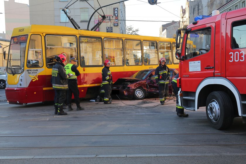 Wypadek na Gdańskiej. Rozbite samochody zablokowały tramwaj