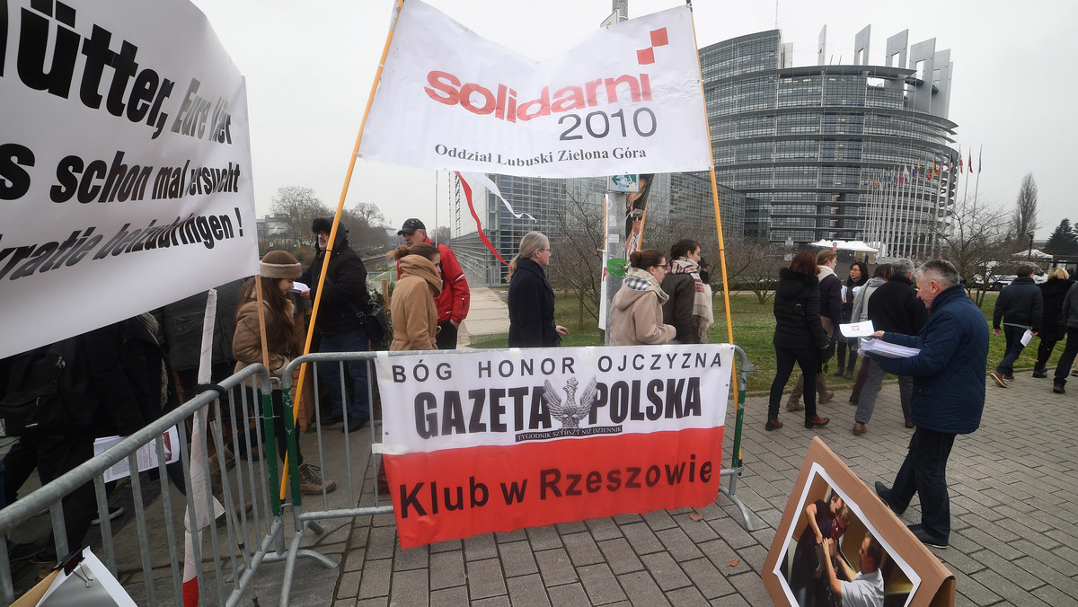 FRANCJA STRASBURG PARLAMENT EUROPEJSKI (Pikieta Klubów Gazety Polskiej i Stowarzyszenia "Solidarni 2010")