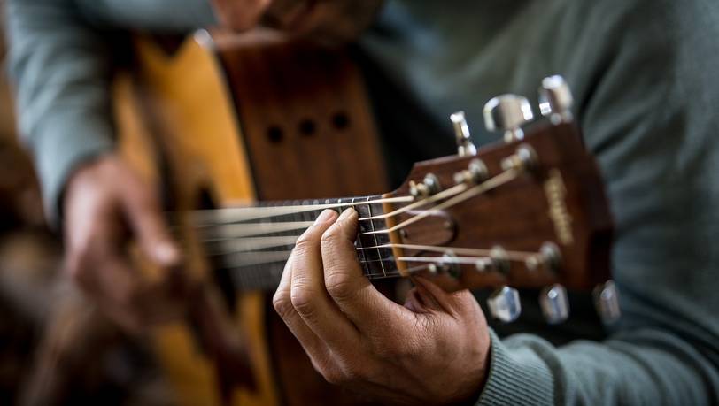 Beliebte elektrische Akustikgitarren im Vergleich