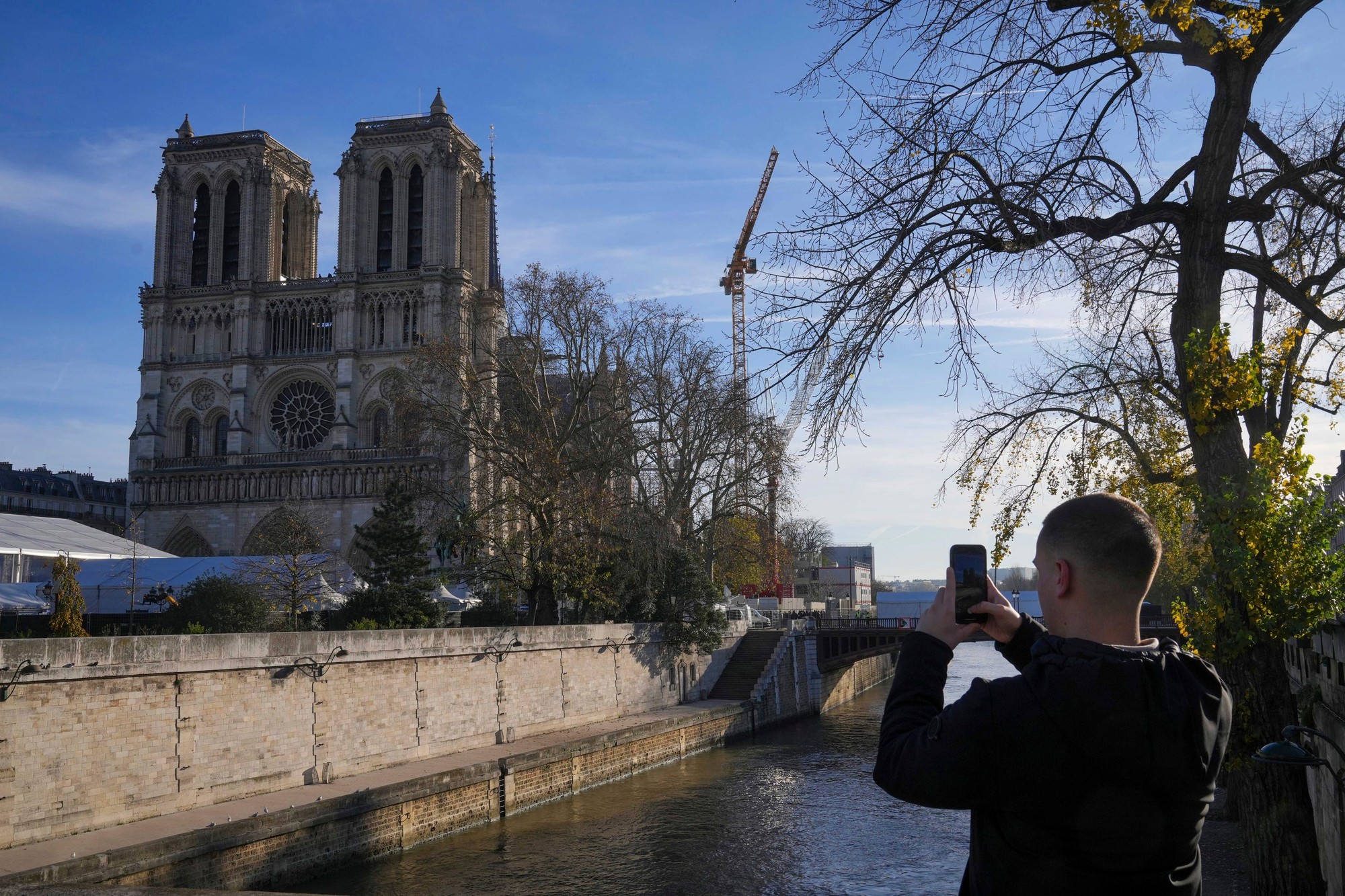 Prezident Macron navštívil zrekonštruovanú katedrálu Notre-Dame v Paríži.
