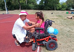 Nenad Mikulić sa ćerkom Milom koja boluje od spinalne mišićne atrofile tipa 2