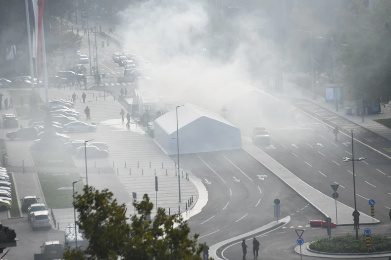 Požar ispred skupštine