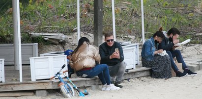 Mroczek z rodziną na plaży. Najpierw fikołki, a potem romantyczne pocałunki