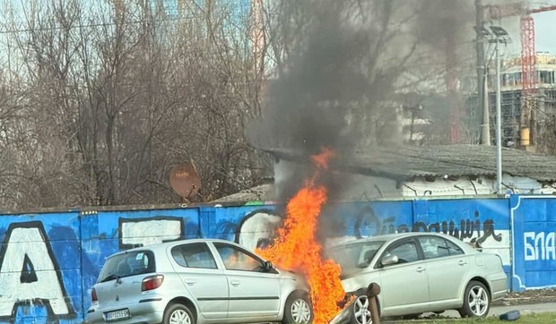 Zapaljeni automobili u Bloku 70