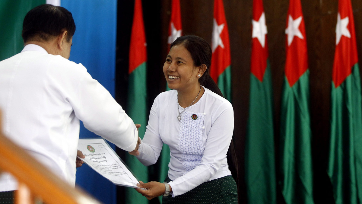Birmańska laureatka Pokojowej Nagrody Nobla Aung San Suu Kyi zarejestrowała się dziś jako kandydatka w wyznaczonych na listopad wyborach, by utrzymać swój mandat parlamentarny jako przywódczyni opozycji wobec popieranej przez wojskowych partii rządzącej.