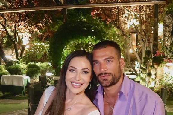 CECA OBJAVILA SLIKU SA HOLIVUDSKIM GLUMCEM sa večere o kojoj bruje svi: Pozira sa italijanskim zavodnikom, nazdravljaju crvenim vinom