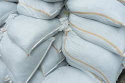 Mobilizacja przed ekstremalną ulewą w Ostrowie Wielkopolskim. Worki z piaskiem dla mieszkańców