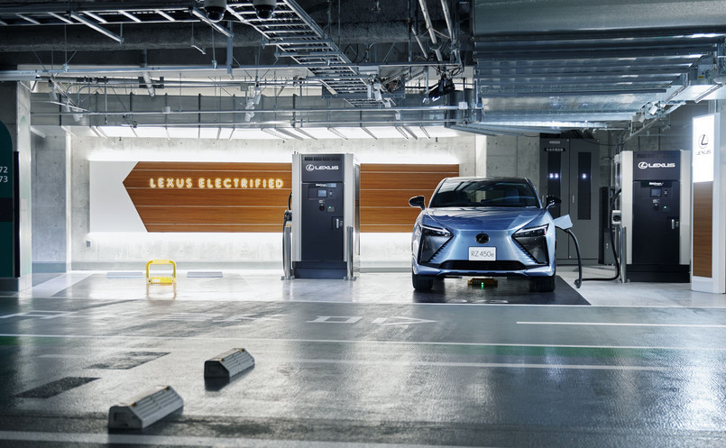 Lexus buduje własną sieć stacji szybkiego ładowania samochodów elektrycznych