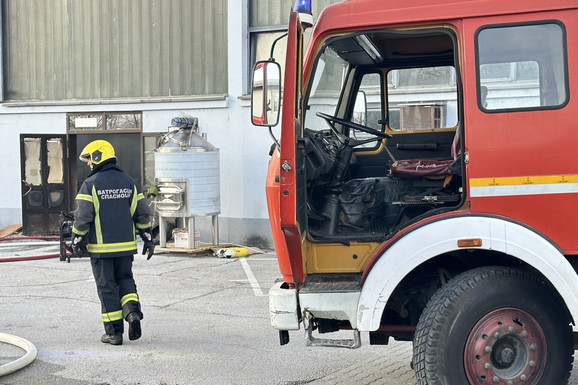 LOKALIZOVAN POŽAR U APATINU Iz fabrike kuljao gust crni dim (VIDEO)