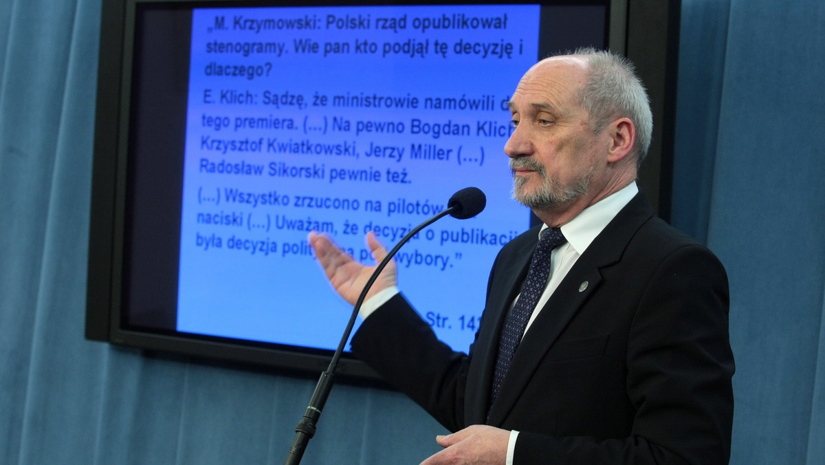 "Gruba kreska": W tym tygodniu pod "grubą kreską" znalazł się Antoni Macierewicz, który mówi już nie o hipotezie zamachu w Smoleńsku, ale o "wypowiedzeniu wojny" - w domyśle - przez Rosję i wieszczy już nawet "kolejny atak". Nad "grubą kreską" - ale z przymrużeniem oka - miejsce zajął szef KRRiT Jan Dworak, który w głównej roli w bardzo oryginalnej kampanii informacyjnej nt. cyfryzacji niezamierzenie obsadził o. Tadeusza Rydzyka.