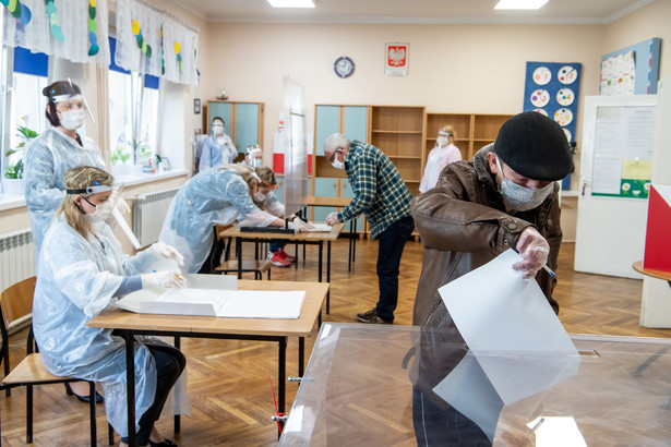 Komisja wyborcza w rękawiczkach, maseczkach, przyłbicach i fartuchach. W Aleksandrowie Kujawskim trwają wybory burmistrza