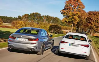 Porównanie hybryd plug-in: Mercedesa 300 e kontra BMW 330 e
