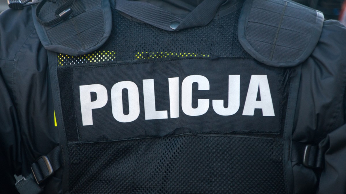 Policjanci z Piotrkowa Trybunalskiego zatrzymali 24-latka, który posługując się sfałszowanymi dokumentami, próbował wyłudzić z banku ponad 65 tys. zł. Za oszustwo i podrobienie dokumentów mężczyźnie grozi nawet do 8 lat więzienia.