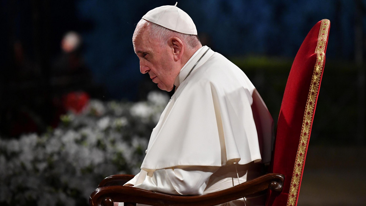 W rzymskim Koloseum odbyła się w Wielki Piątek wieczorem Droga Krzyżowa pod przewodnictwem papieża Franciszka. Przy siódmej stacji krzyż niosło dwoje Polaków. Wokół antycznego amfiteatru zgromadziły się tysiące ludzi.