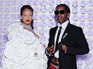 Rihanna harmadik babáját várja, nem is akárhogyan erősítette meg a hírt az énekesnő