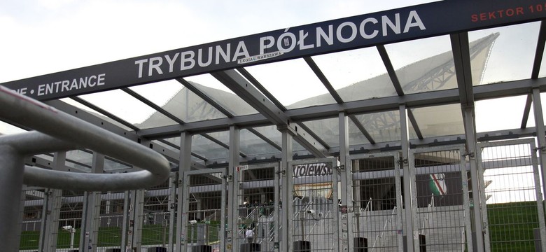 "Tusk, ty matole, twój rząd obalą kibole". Protest pod stadionem Legii