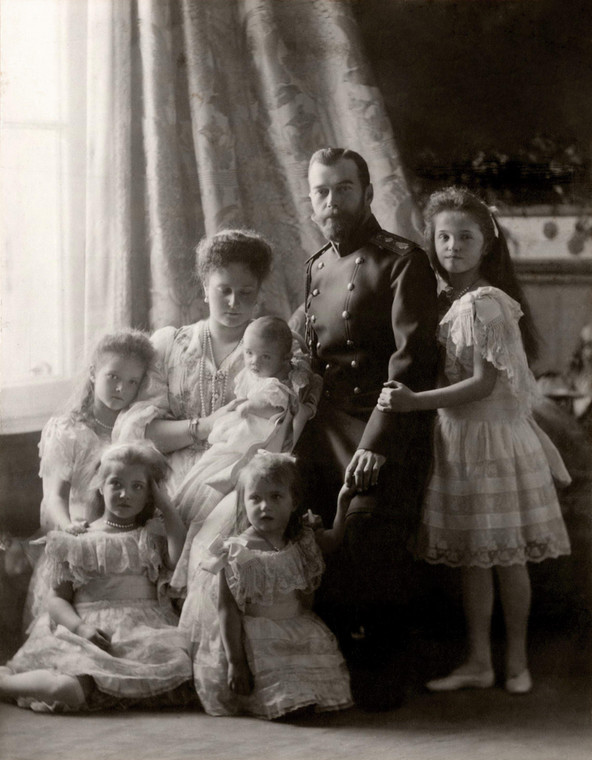 Mikołaj II Romanow i Aleksandra Fiodorowna z dziećmi. Zdjęcie z 1904 r.