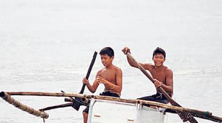 Hűtőből eszkábálnak csónakot a tájfun túlélői