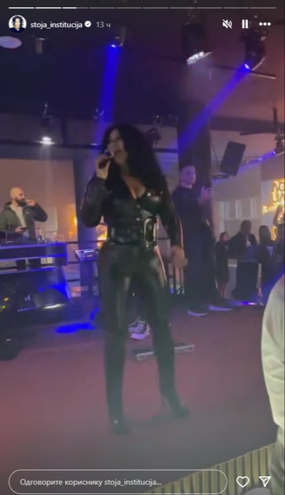 Stoja u lateksu od glave du pete na nastupu