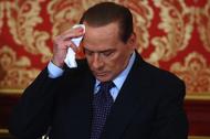Silvio Berlusconi ociera chusteczką czoło