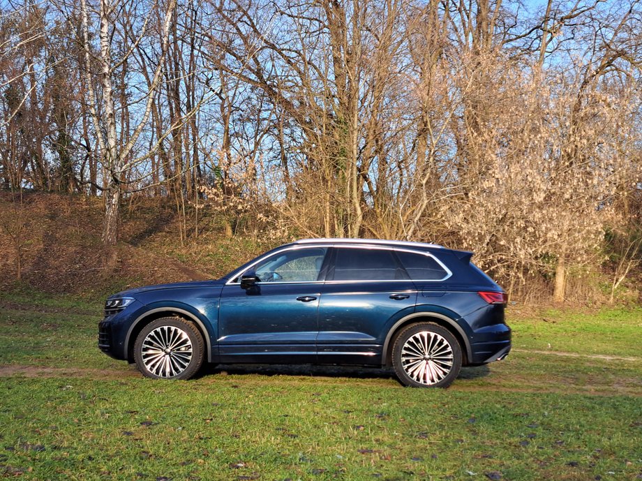 Volkswagen Touareg nie grzeszy urodą To dość sztampowo narysowany, masywny SUV. Idealny dla tych, którzy cenią konserwatywną stylizację.