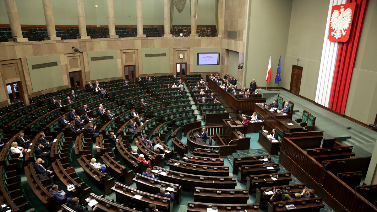 38 proc. osób deklarujących udział w wyborach do Sejmu zamierza głosować na PiS; 16 proc. na PO - wynika z wrześniowego sondażu Kantar Public. Kukiz'15 uzyskałby 9 proc. poparcia, a Nowoczesna - 8 proc.