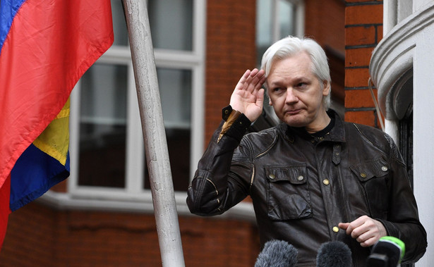 Prawnicy Assange'a argumentowali przed sądem, że po tym, gdy w maju ub.r. szwedzka prokuratura zdecydowała o umorzeniu dochodzenia przeciwko Australijczykowi w sprawie zarzutów o gwałt na obywatelce Szwecji, dalsze utrzymywanie nakazu jest bezzasadne.