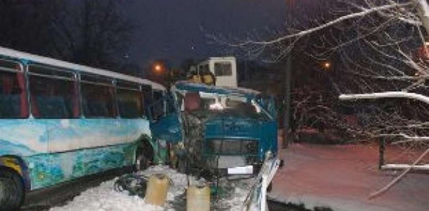 Ciężarówka zderzyła się z autobusem. Są ranni