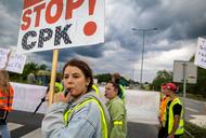 10.06.2022 Mikołów. Mieszkańcy gminy podczas blokady drogi DK 81 w proteście przeciw budowie Centralnego Portu Komunikacyjnego i kolei dużych prędkości. Fot. Grzegorz Celejewski / Agencja Wyborcza.pl