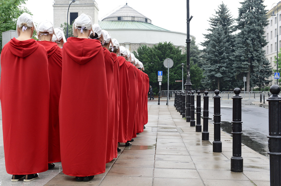 "Opowieść podręcznej": podręczne w Warszawie