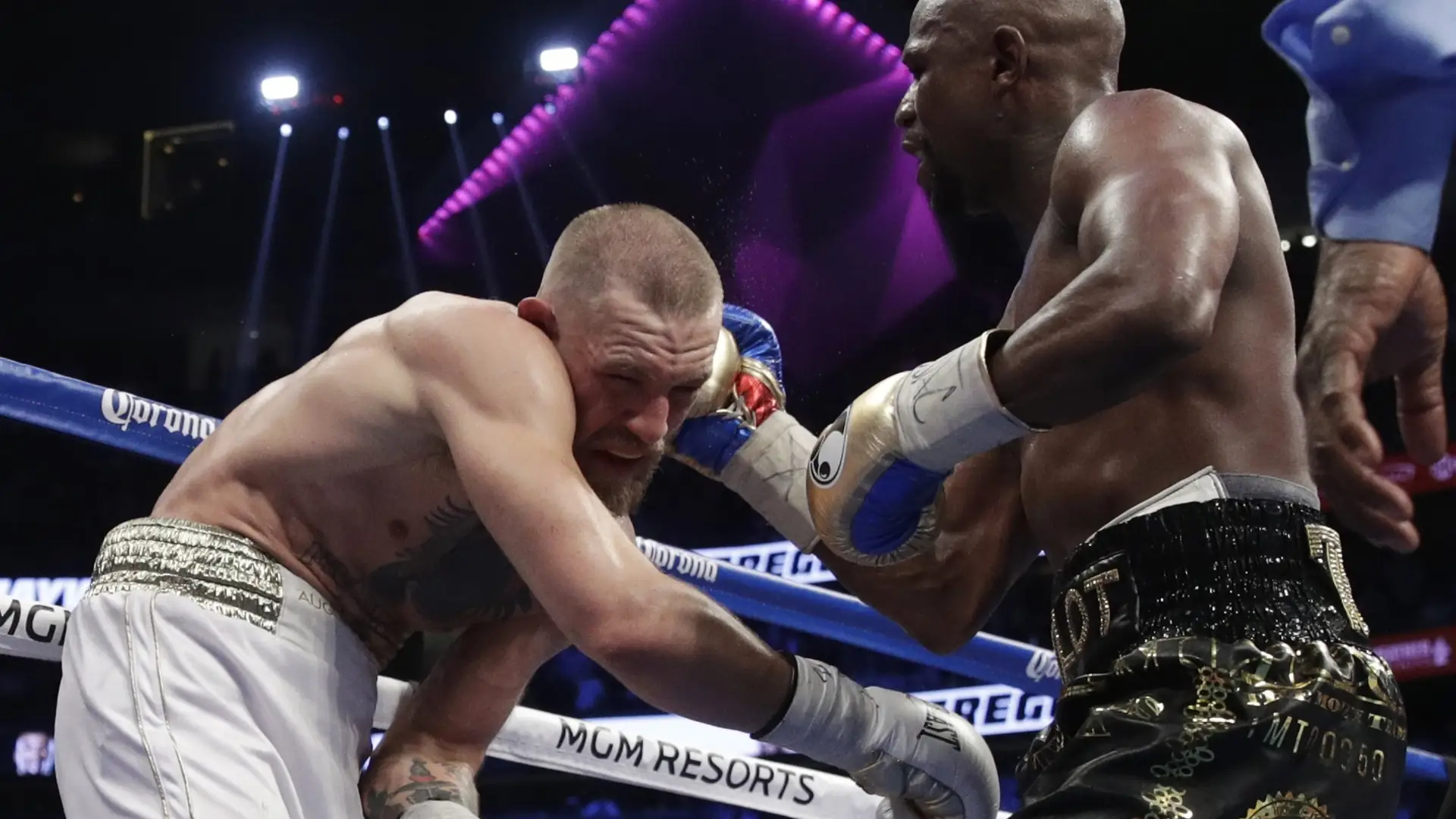 Floyd Mayweather pokonuje Conora McGregora przed czasem. Zobacz skrót pojedynku