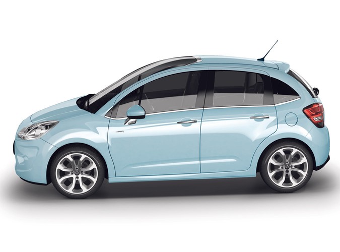 Producent chwali się, że to auto o największej szybie i najmniejszym dachu na rynku