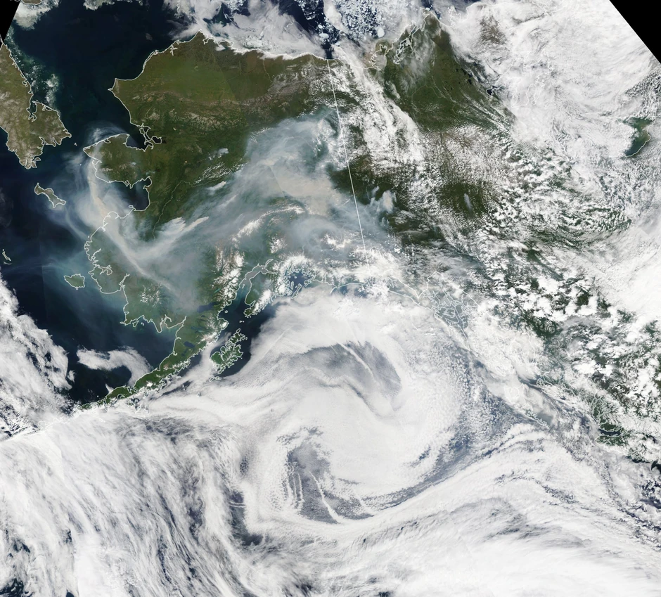 Satelitski snimak dima od požara iznad Aljaske snimljen 8. jula