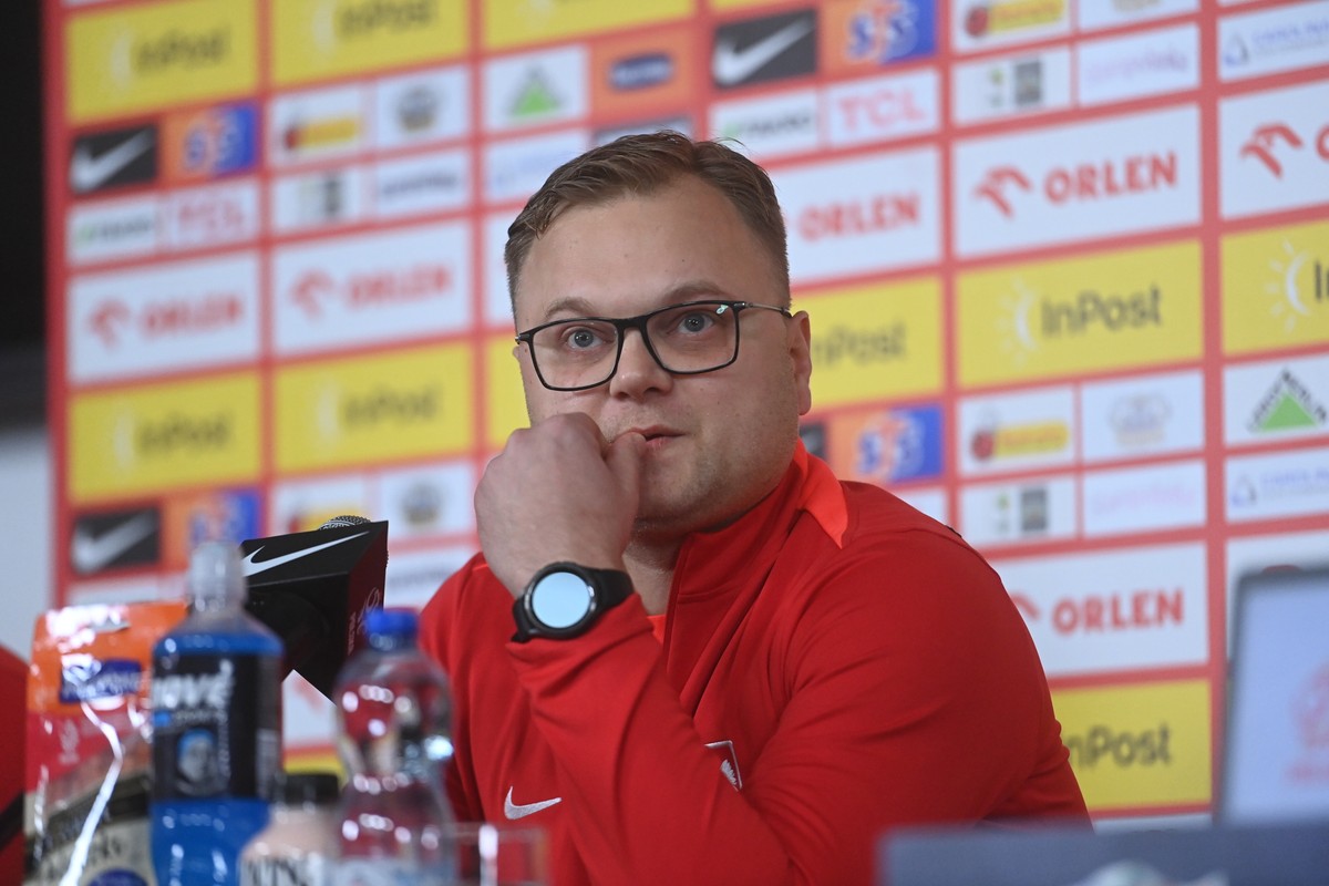 Team menadżer reprezentacji Polski Łukasz Gawrjołek, podczas konferencji prasowej w Warszawie