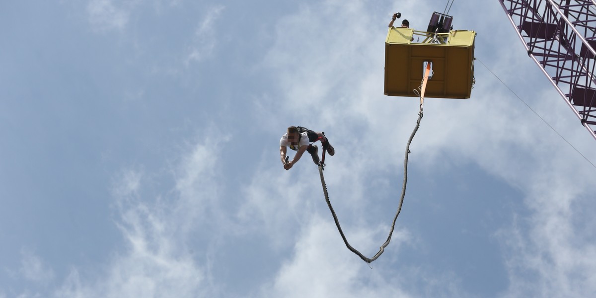 Skoki na bungee są ekstremalną a dość popularną rozrywką. 