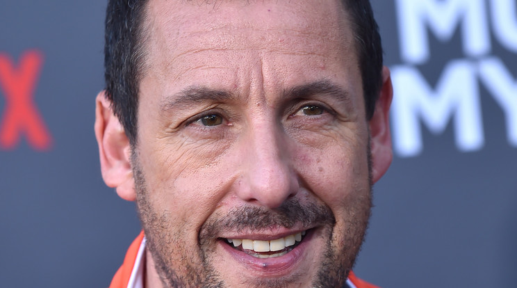 A komikus Adam Sandler sosem titkolta, hogy szereti az egyedi,ugyanakkor vicces ruhadarabokat, illik az egyéniségéhez / Fotó: Northfoto