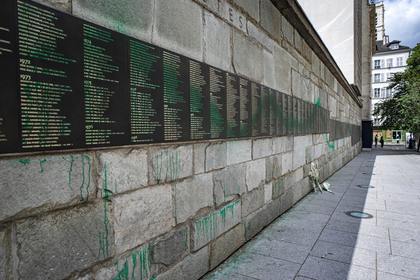 Zelena farba bačena na Muzej Holokausta u Parizu, 2. jun