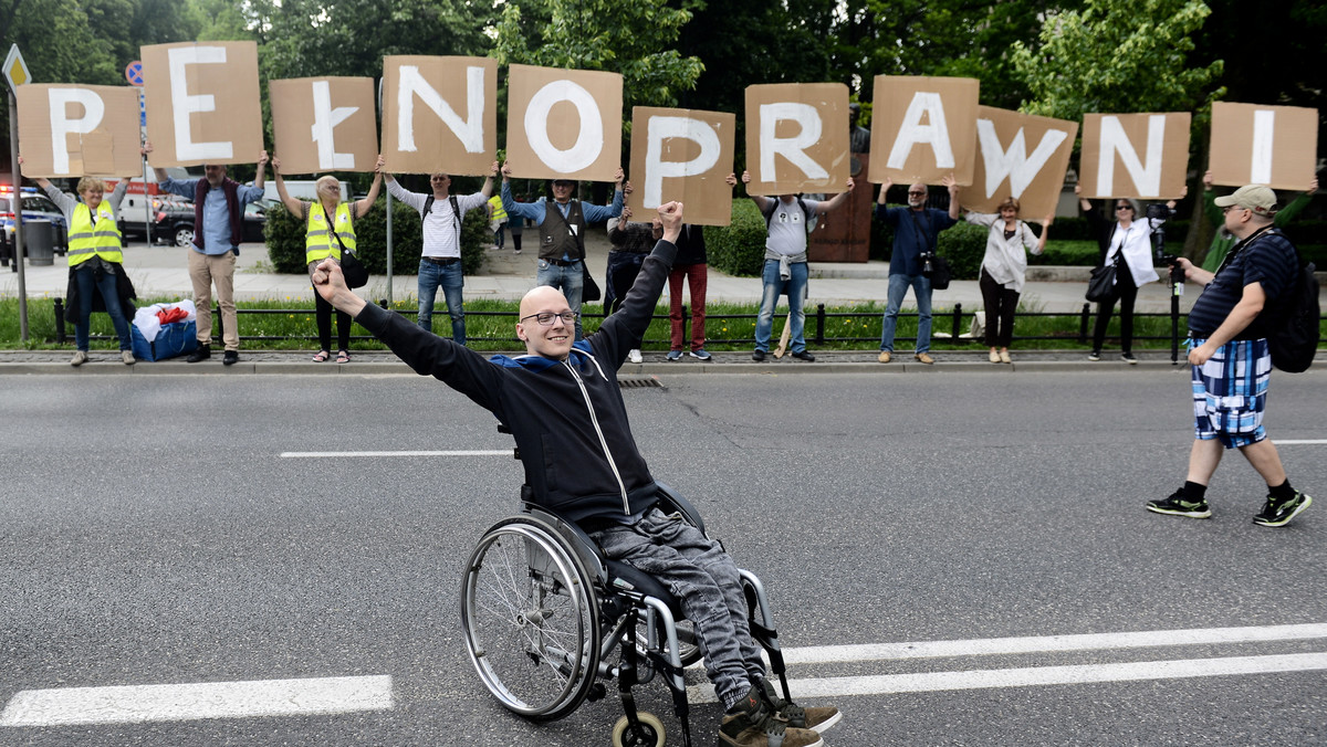 Ustawa zakładająca wypłatę 500 zł na osób niepełnosprawnych i niesamodzielnych w Sejmie