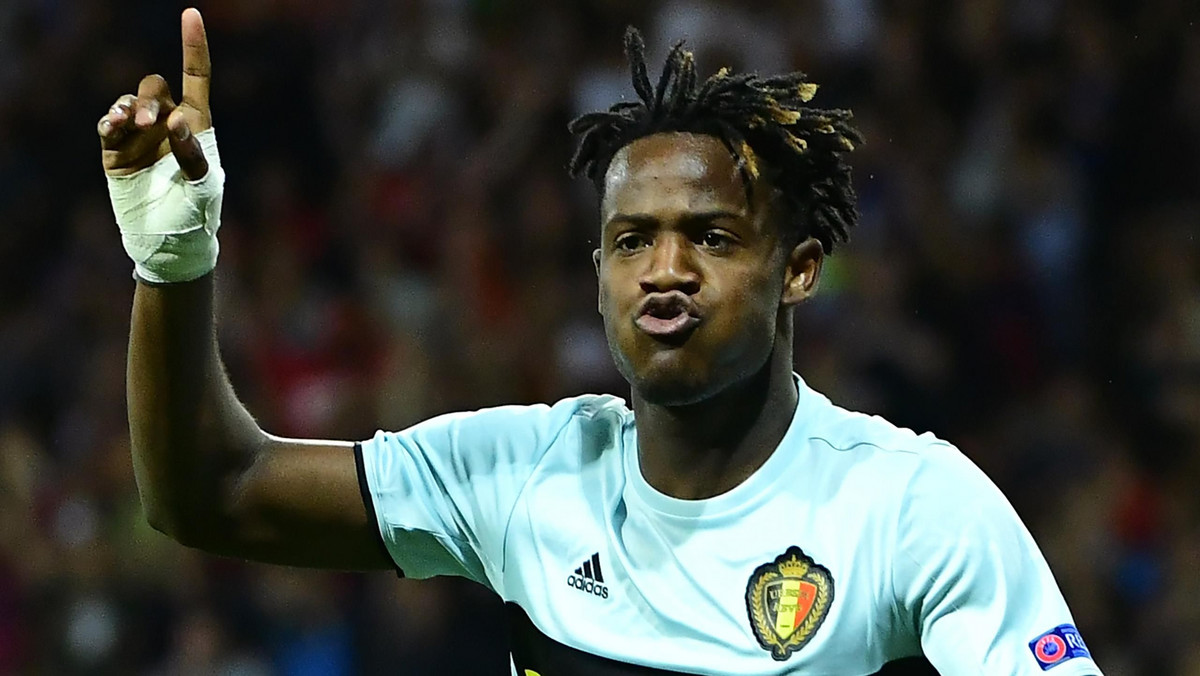 Potwierdziły się wcześniejsze informacje - Michy Batshuayi został nowym zawodnikiem Chelsea. Belgijski napastnik w ostatnich dniach przymierzany był do innych londyńskich klubów – Crystal Palace i Tottenhamu, ale ostatecznie wylądował na Stamford Bridge.