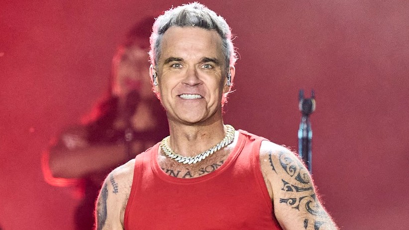 Spevák Robbie Williams.