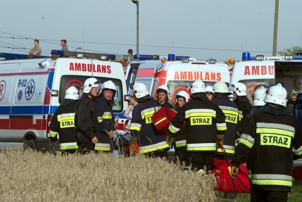 Katastrofa kolejowa w Babach. Straz˙acy dotarli na miejsce tragedii po 20 minutach