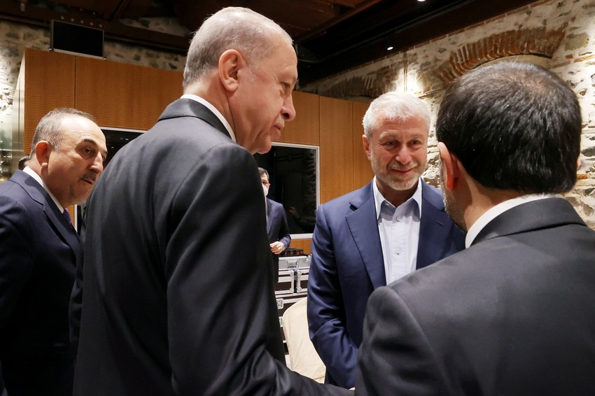 Mevlut Čavušoglu, Redžep Tajip Erdogan i Roman Abramovič u Istanbulu na pregovorima