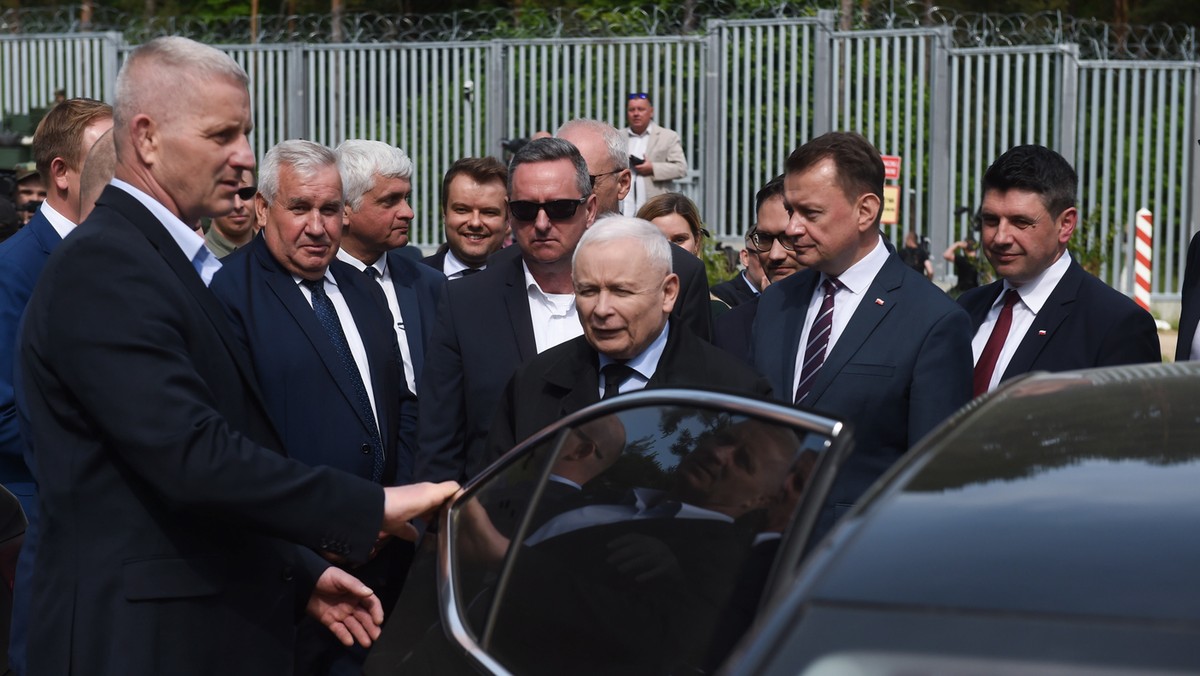 Prezes PiS Jarosław Kaczyński, szef MON Mariusz Błaszczak, wiceminister obrony Michał Wiśniewski i rzecznik PiS Rafał Bochenek po konferencji prasowej przy granicy polsko-białoruskiej w miejscowości Kopczany